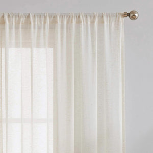 Voilage lin beige suspendu à une tringle montrant sa transparence naturelle