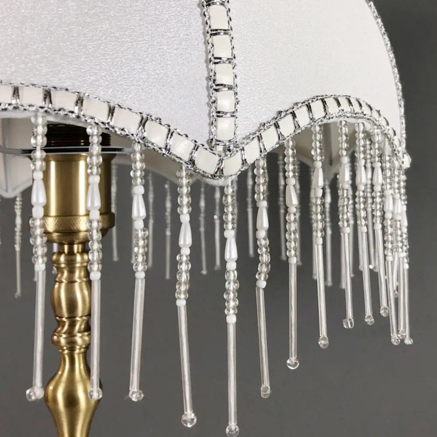 Détail des franges en cristal et du pied de lampe doré