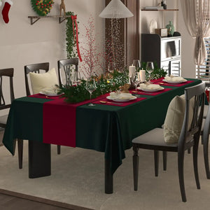 Nappe de Noël vert chasseur dressée sur une grande table rectangulaire avec décoration de Noël