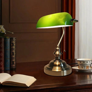 Lampe de bureau vintage en verre vert et métal bronze sur un bureau