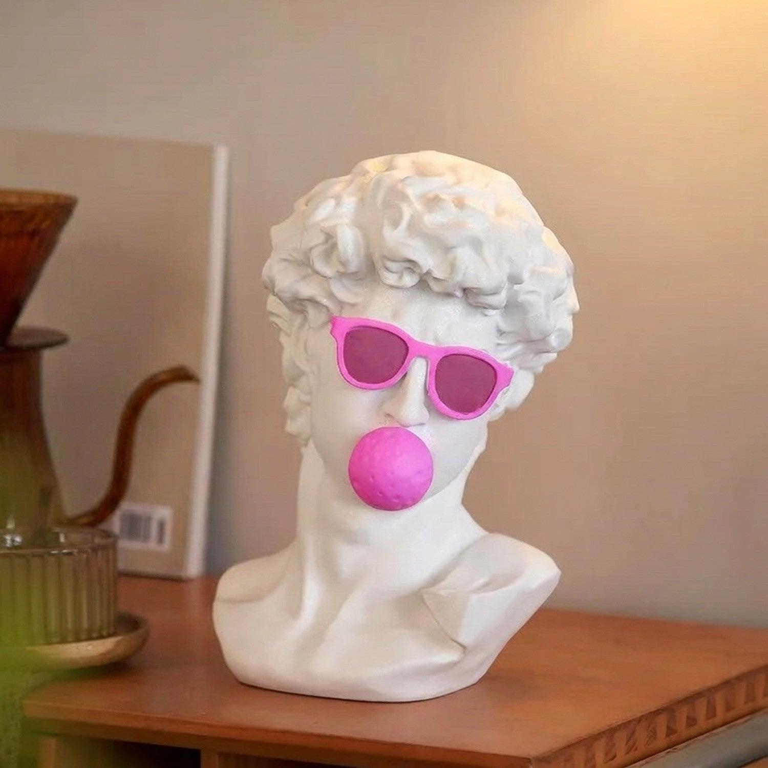 Buste de David pop art blanc résine posé sur une étagère de bureau éclairage chaleureux