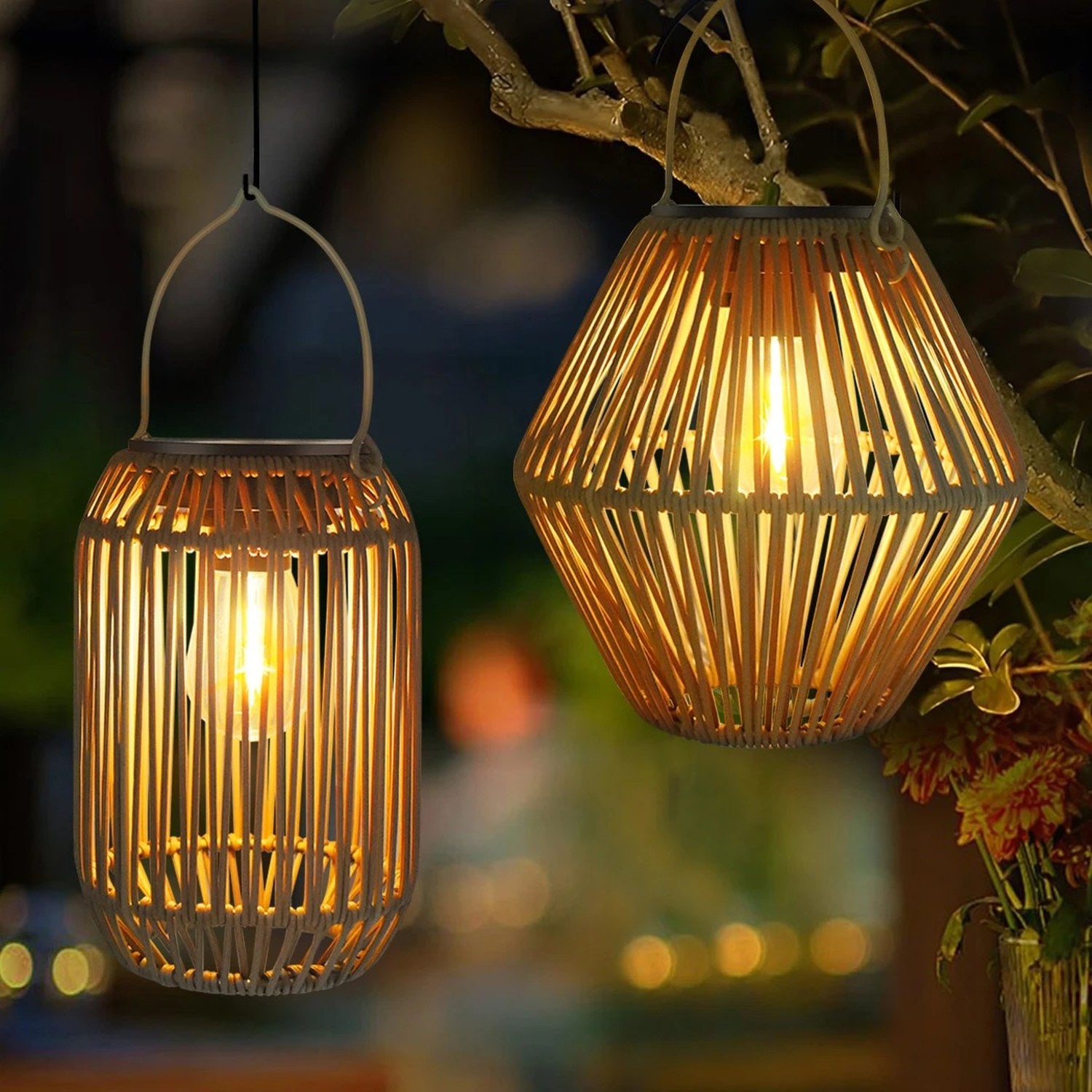 Deux lanternes solaires en bambou tressé de formes diamant et cylindrique suspendues dans un jardin