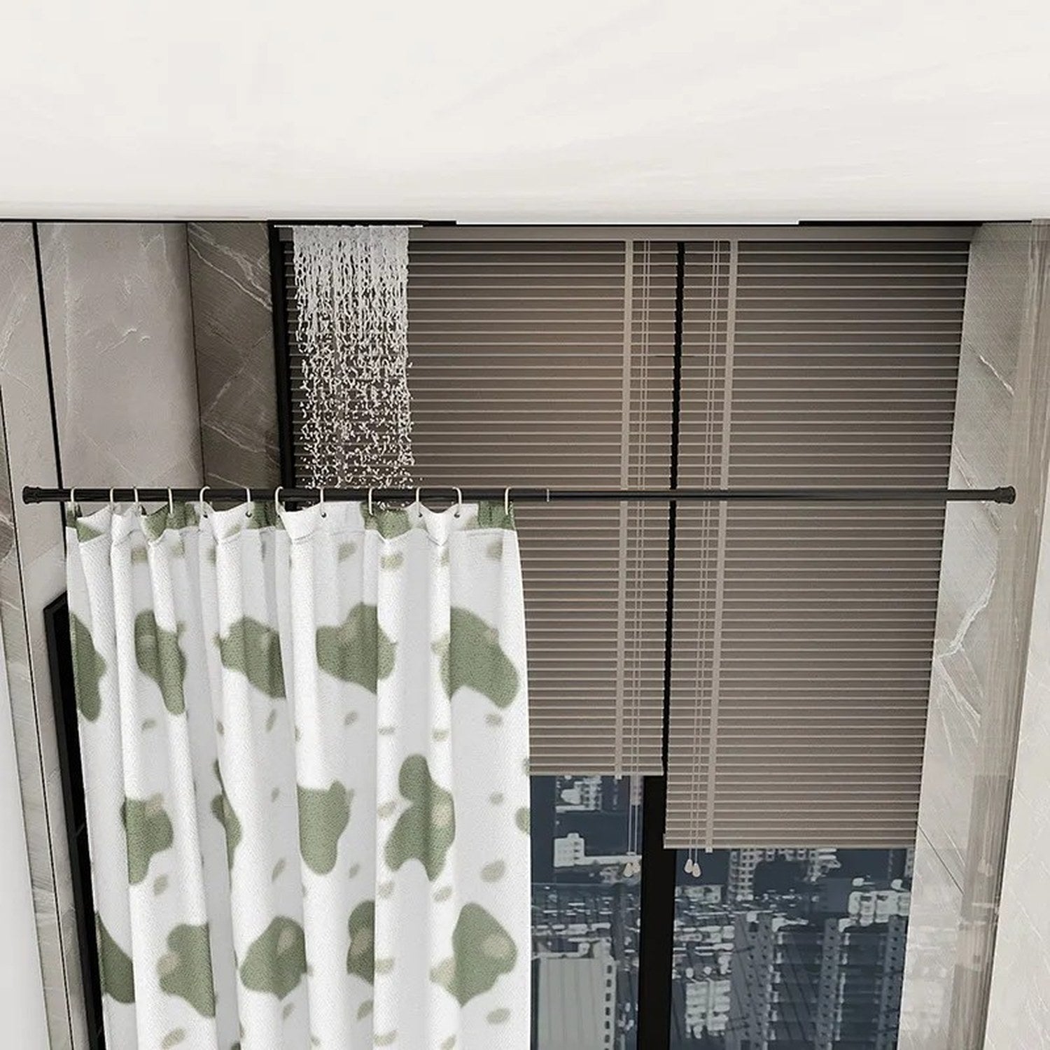 Tringle installée entre deux parois avec rideau à motifs suspendu par anneaux