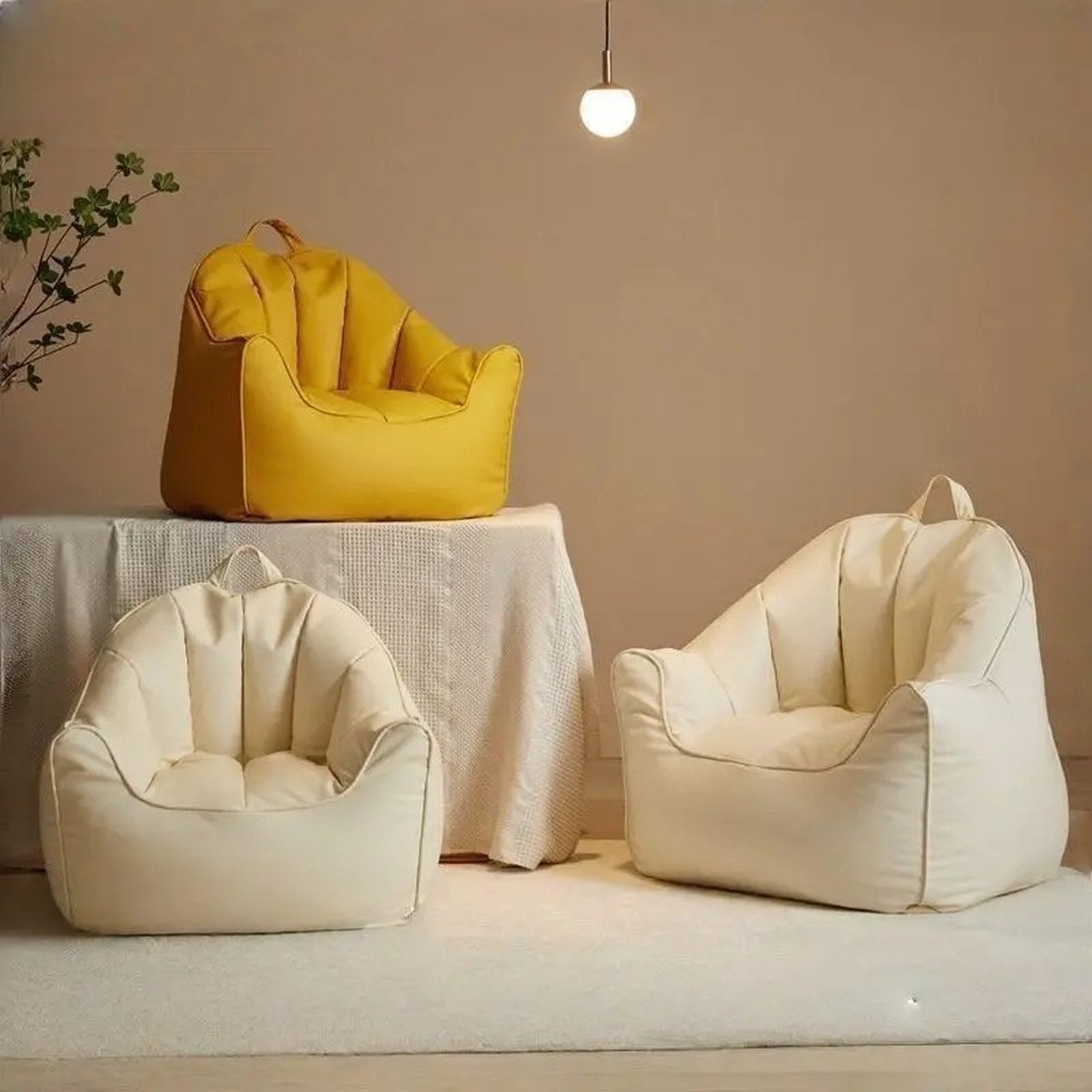 Pouf fauteuil enfant présenté en jaune et blanc cassé dans un intérieur chaleureux