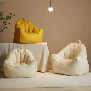 Pouf fauteuil enfant présenté en jaune et blanc cassé dans un intérieur chaleureux