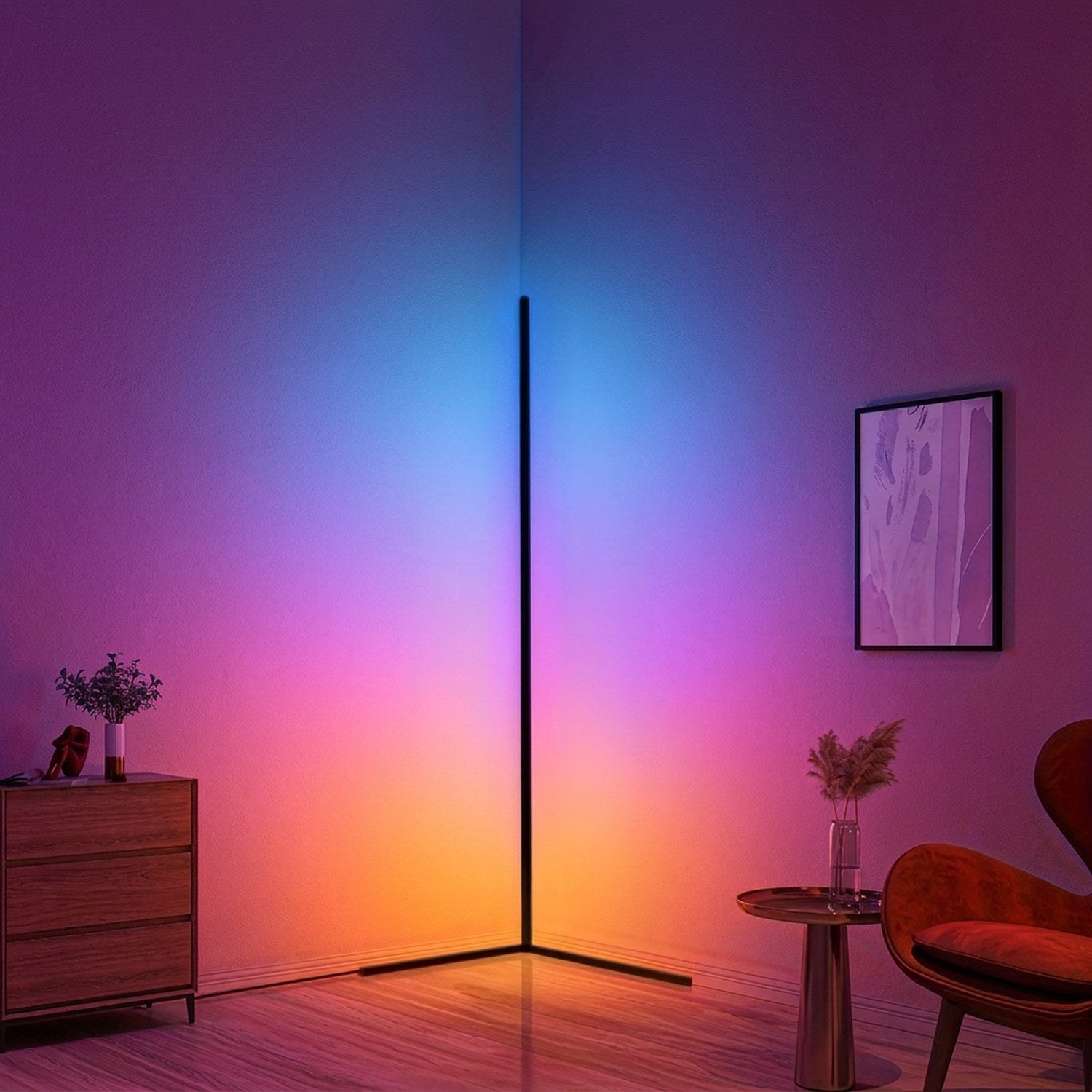 Lampadaire d'angle dégradé multicolore dans un coin salon avec fauteuil et plante