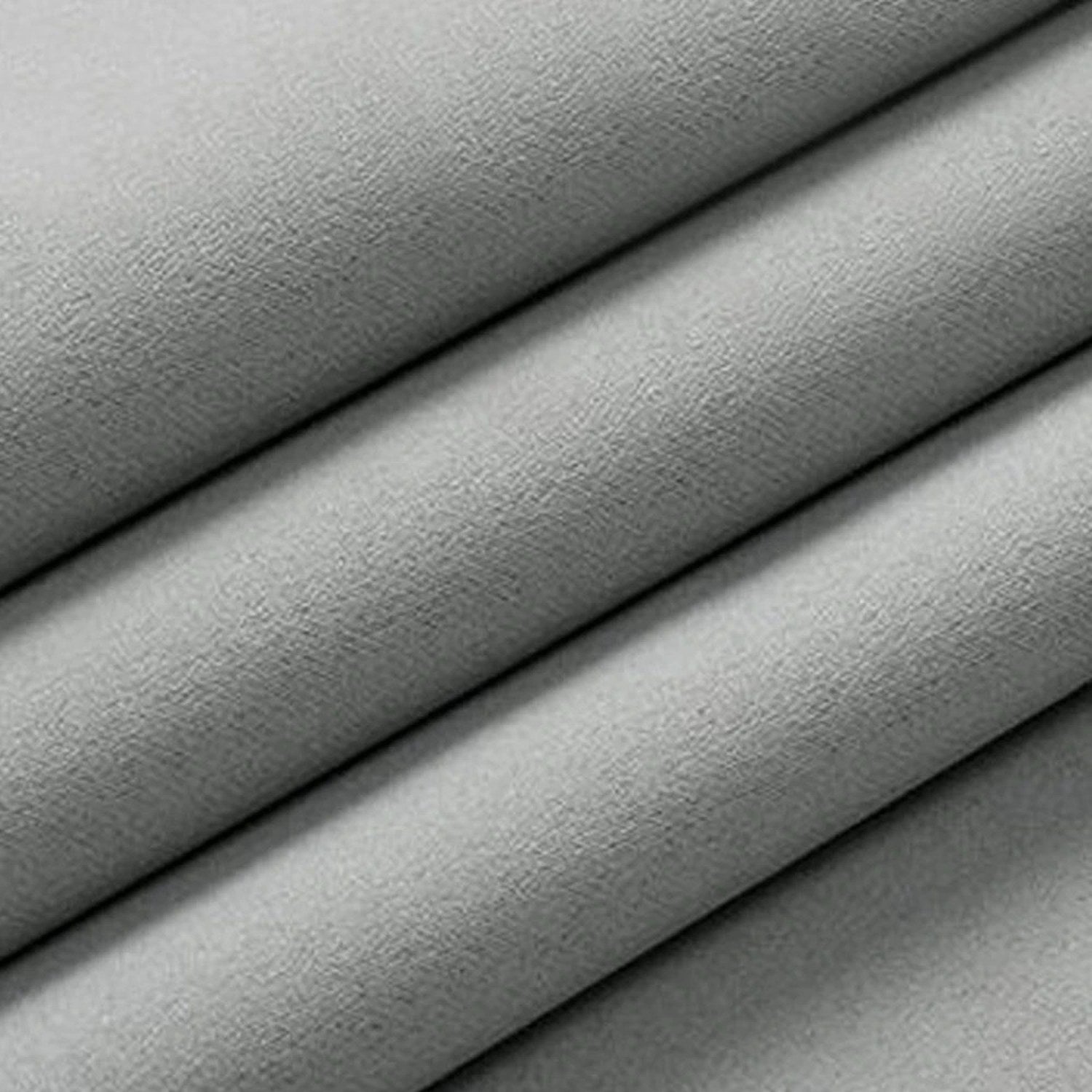 Gros plan sur le tissu épais et doublé du rideau occultant thermique