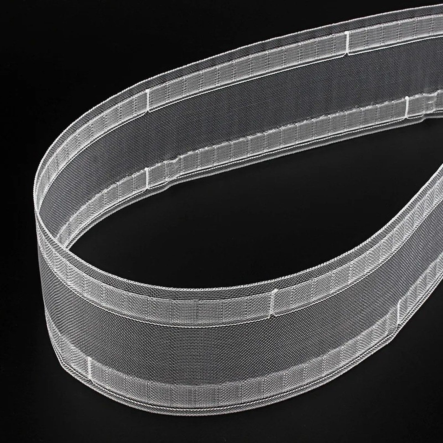 Détail du tissage du galon fronceur transparent enroulé