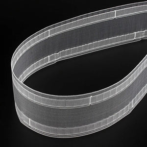 Détail du tissage du galon fronceur transparent enroulé