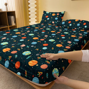 Coin élastique du drap housse cosmos posé sur le matelas montré à la main