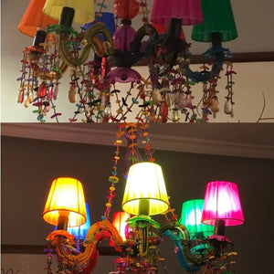 Lustre multicolore avec abat-jours organza plissé clip E14 intérieur allumé