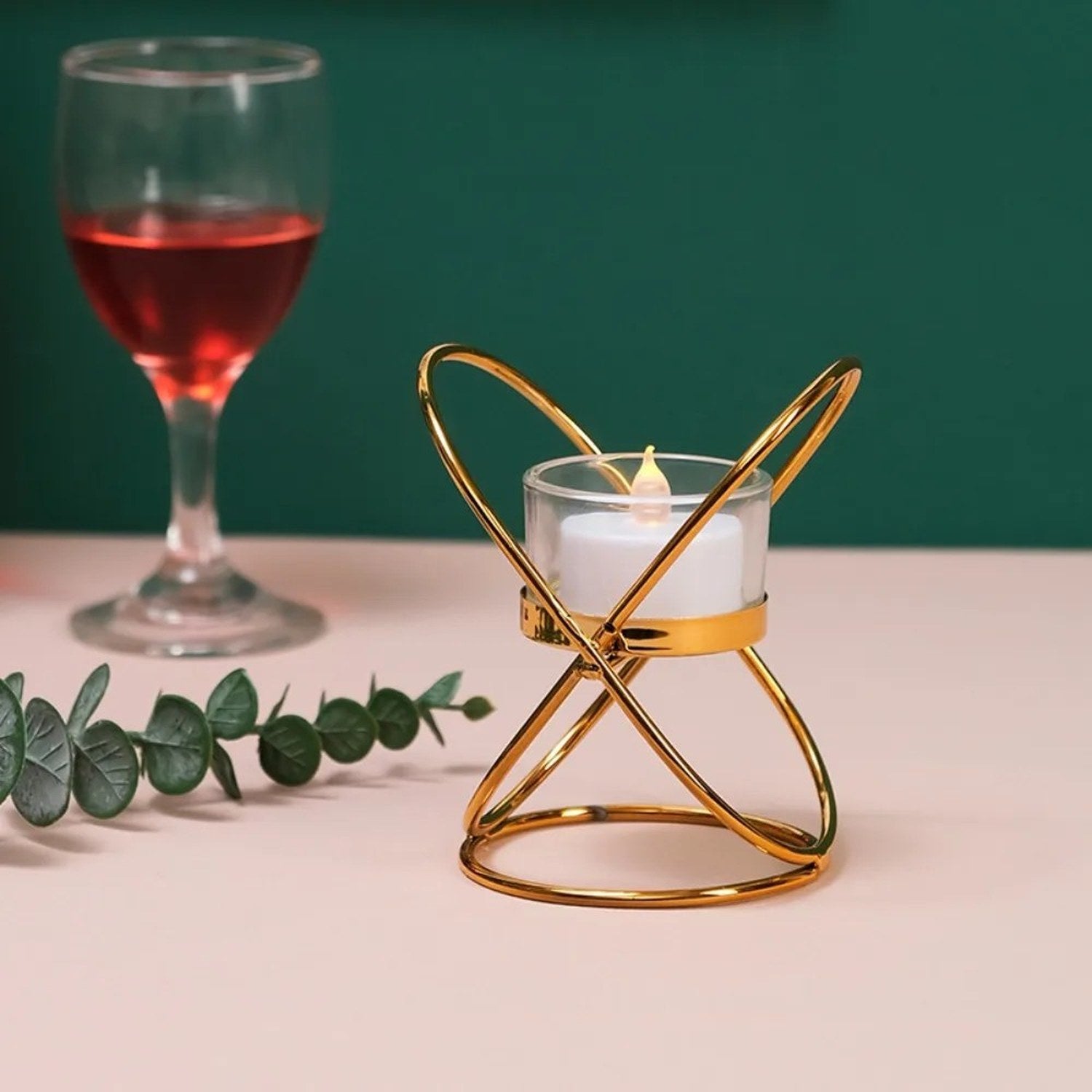 Bougeoir 1 bras géométrique doré avec bougie LED