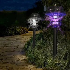 Lampe anti-moustiques solaire en action sur une allée de jardin nocturne