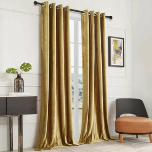 Rideau occultant velours doré dans une chambre cosy avec fauteuil et console
