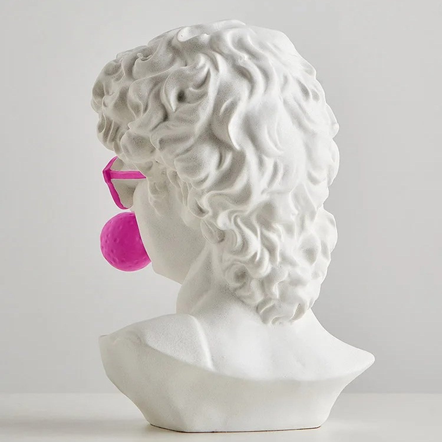 Vue arrière du buste de David en résine blanche fond gris clair lunettes roses visibles