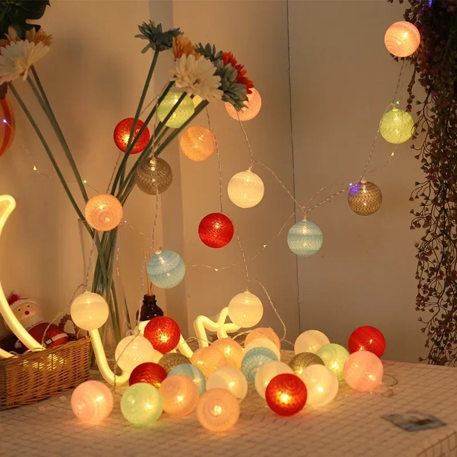 Guirlande LED boules de coton colorées décoration intérieur fleurs