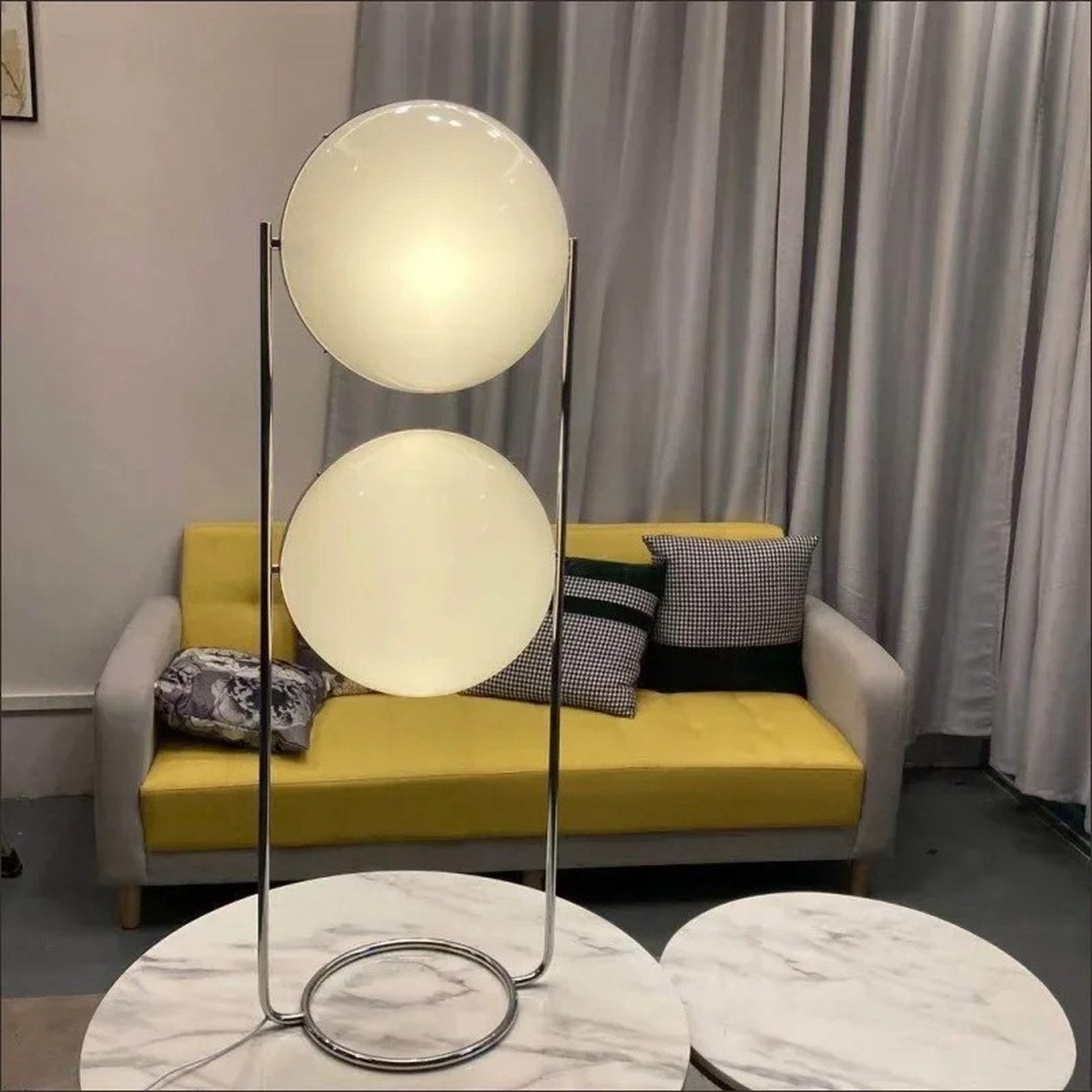 Lampadaire deux boules sur table basse en marbre avec canapé jaune