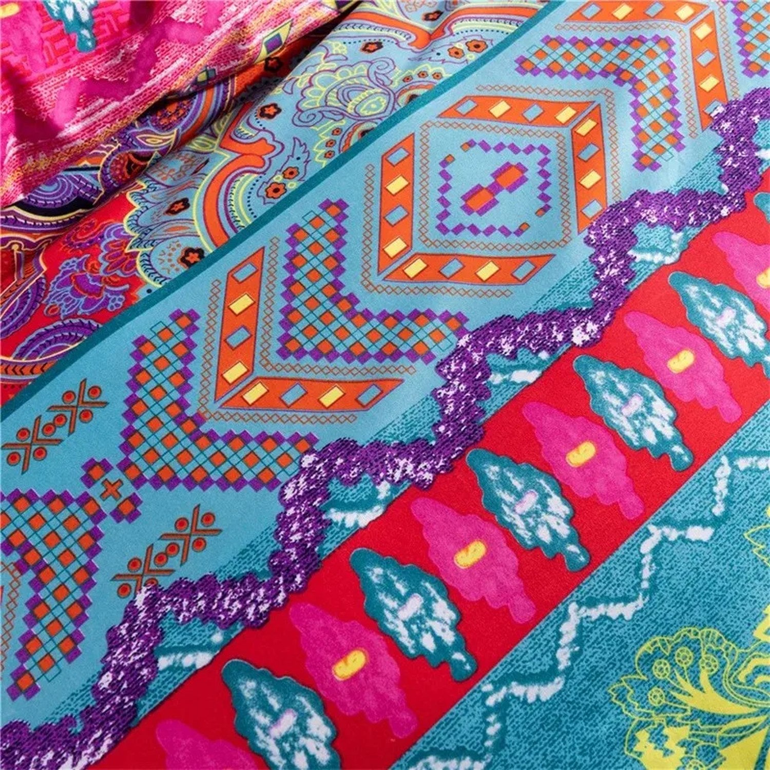 Détail du tissu bohème avec bordure géométrique turquoise et orange