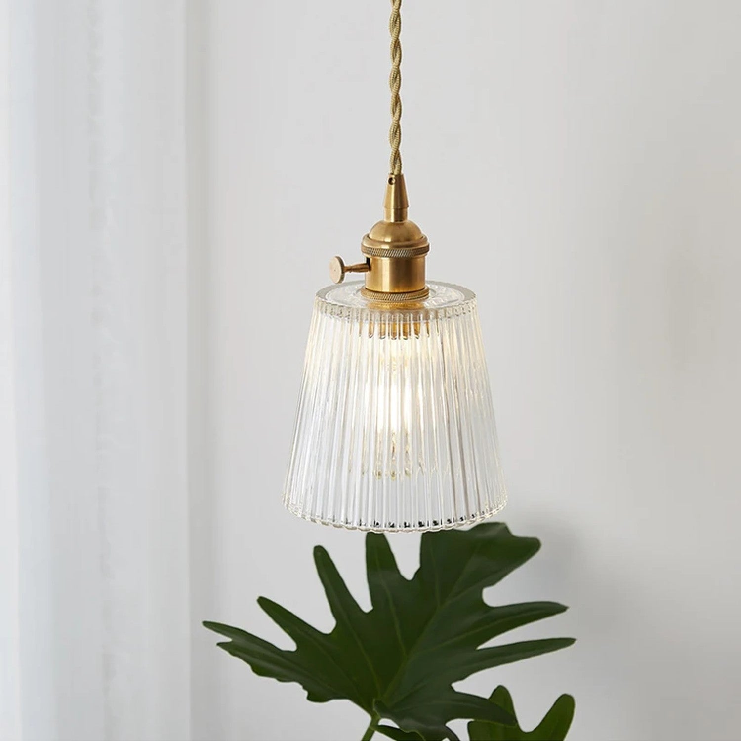 Suspension verre strié transparent laiton doré vintage E27 — vue 2