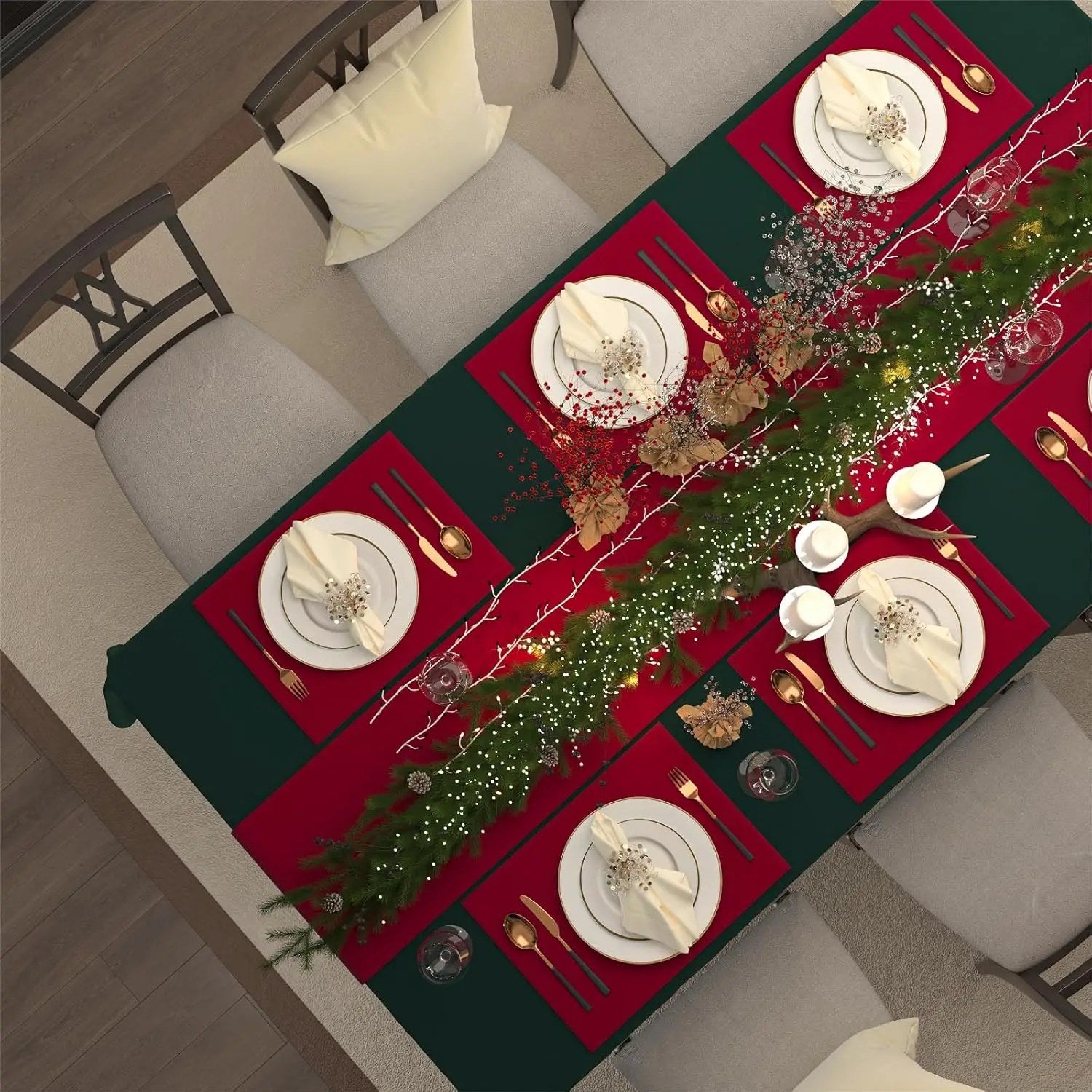 Table de Noël vue du dessus avec nappe vert chasseur sets de table rouges et centre de table garni