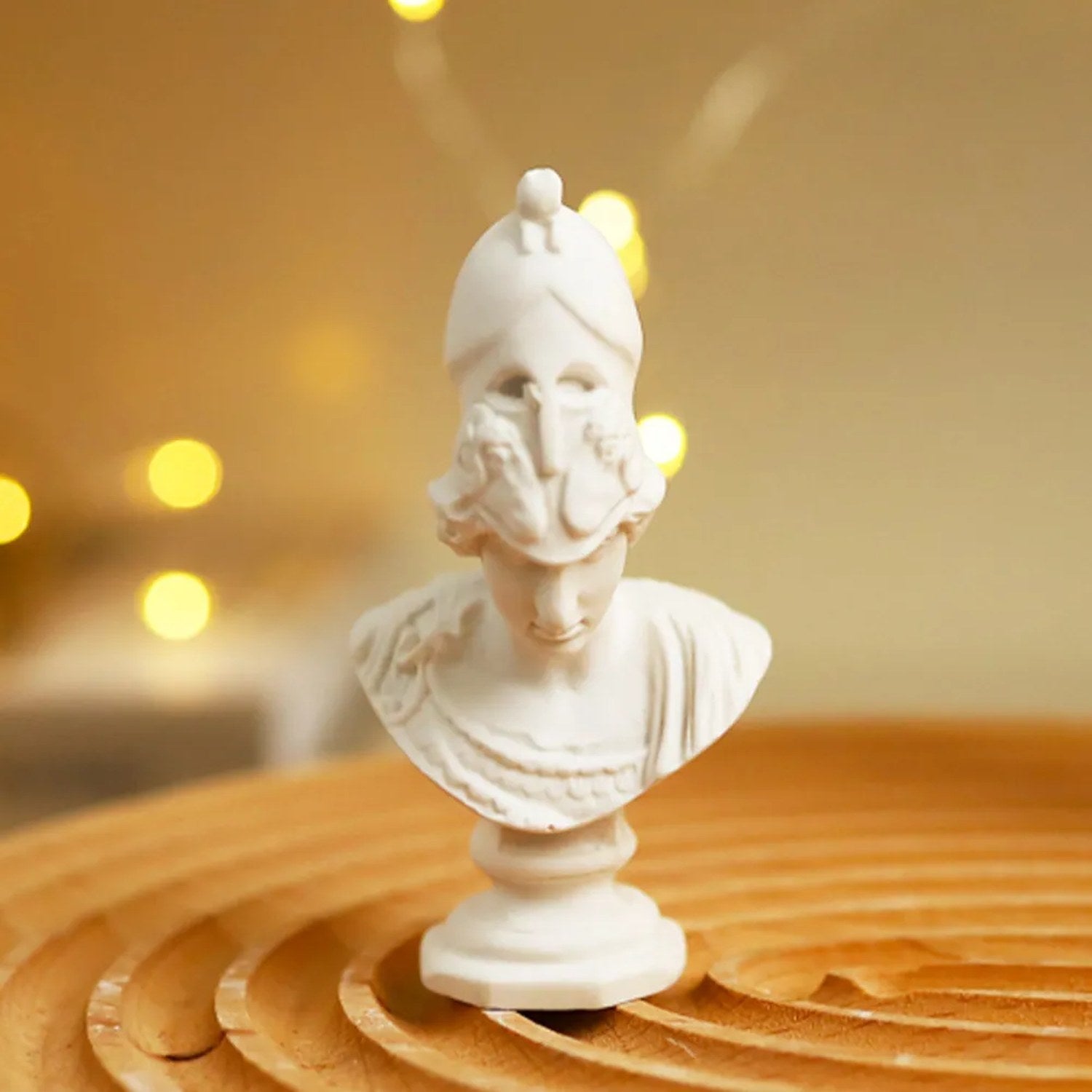 Statue Athéna posée sur une surface claire avec ambiance lumineuse