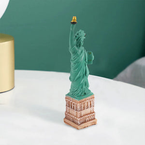 Statuette de la Liberté résine verte sur table décoration