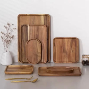 Collection de plateaux en bois acacia de différentes tailles sur étagère