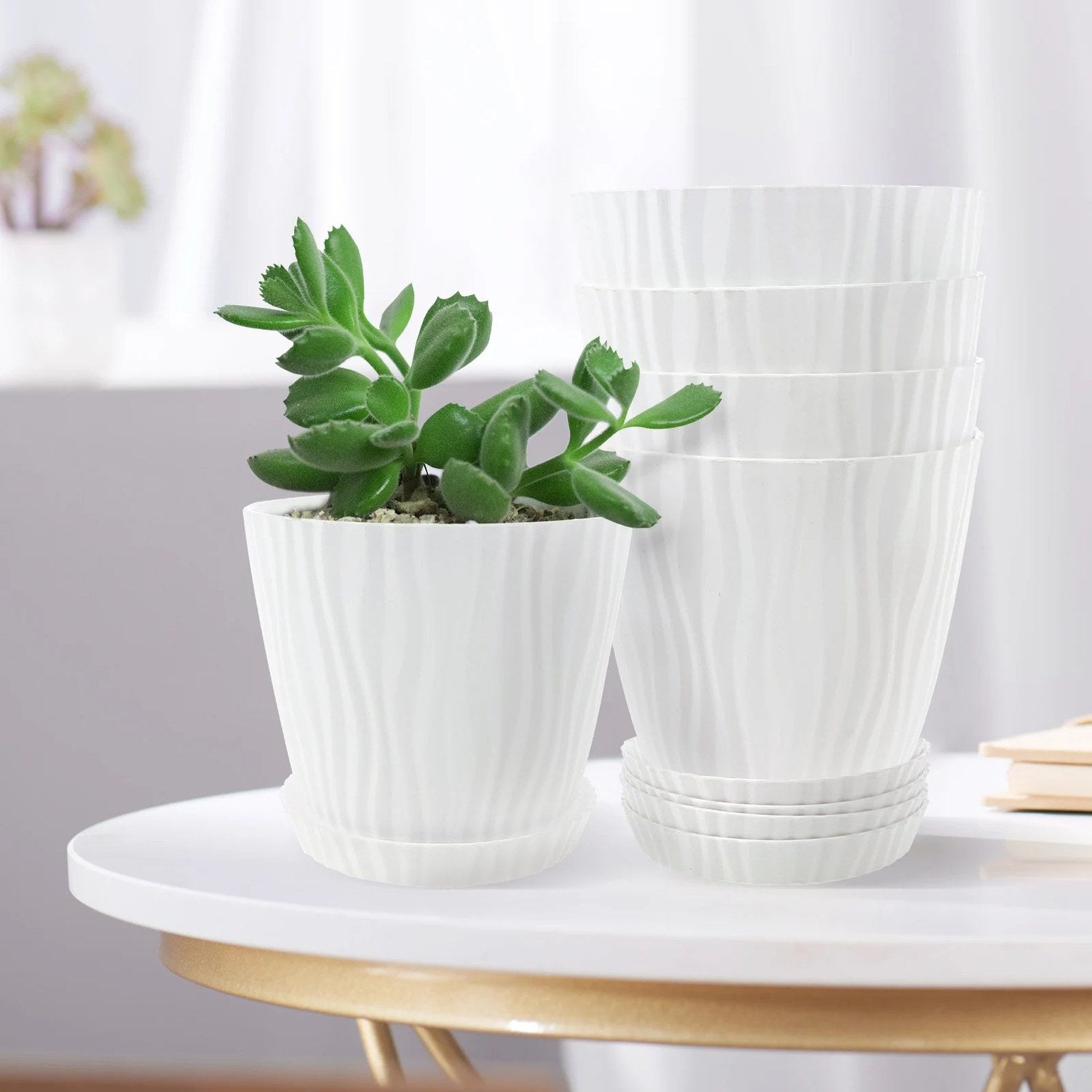 Cache-pot PP blanc sur une table ronde, vue lifestyle intérieur