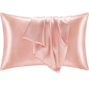 Taie d'oreiller satin rose vue de face avec plis soyeux