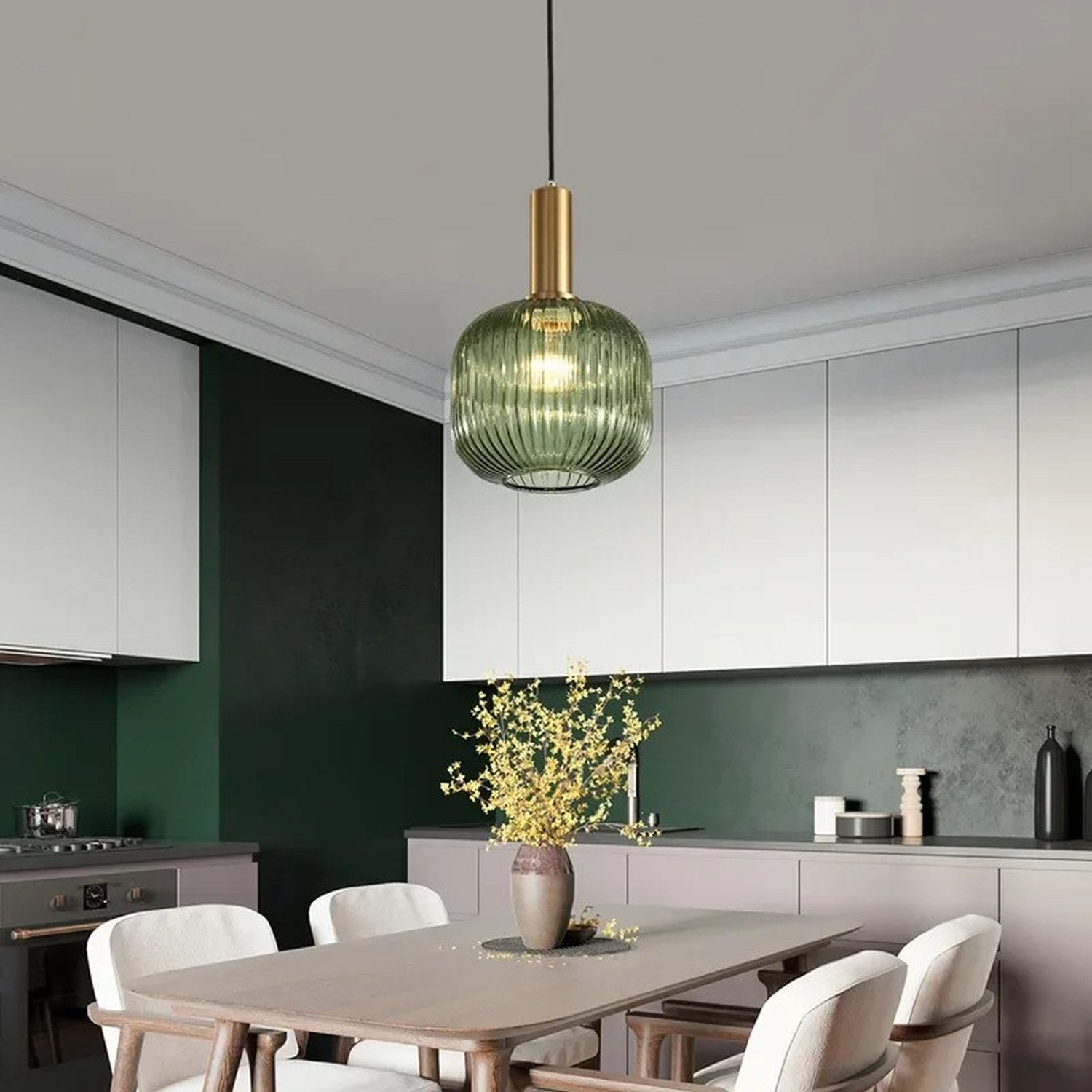 Suspension en verre vert texturé au dessus d'un îlot de cuisine moderne