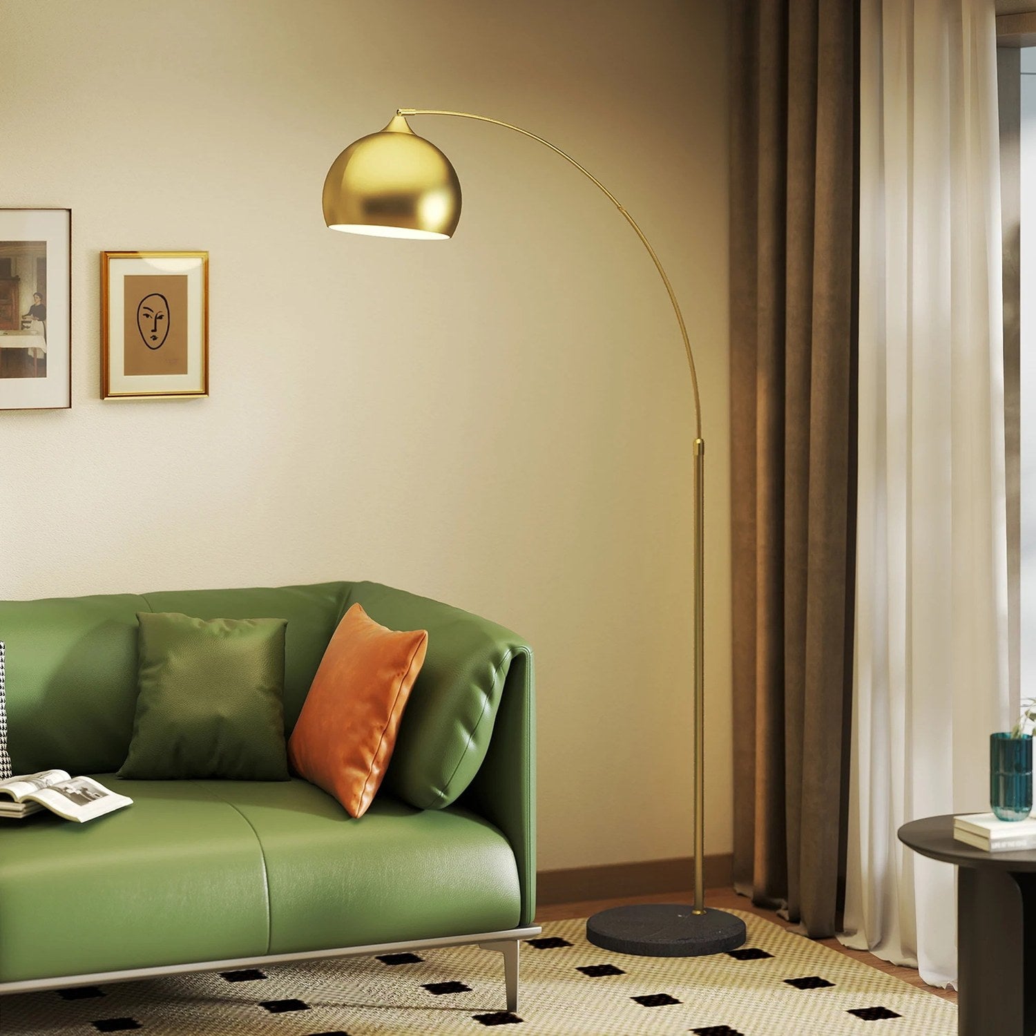 Lampadaire arc doré dans salon avec canapé vert et déco moderne