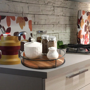 Plateau tournant en cuisine avec épices, pot céramique et carafe sur plan de travail