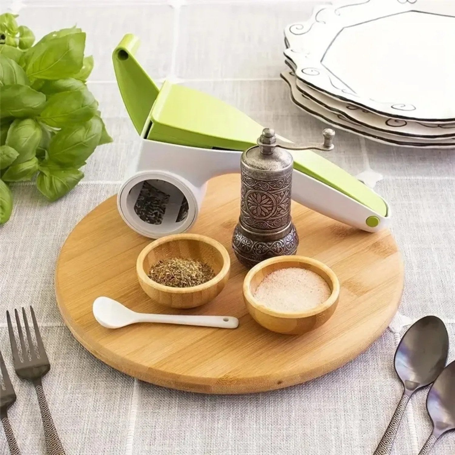 Plateau bambou rond avec mortier épices et petits bols de graines aromatiques