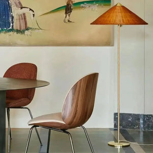 Lampadaire bambou style vintage dans une salle à manger artistique