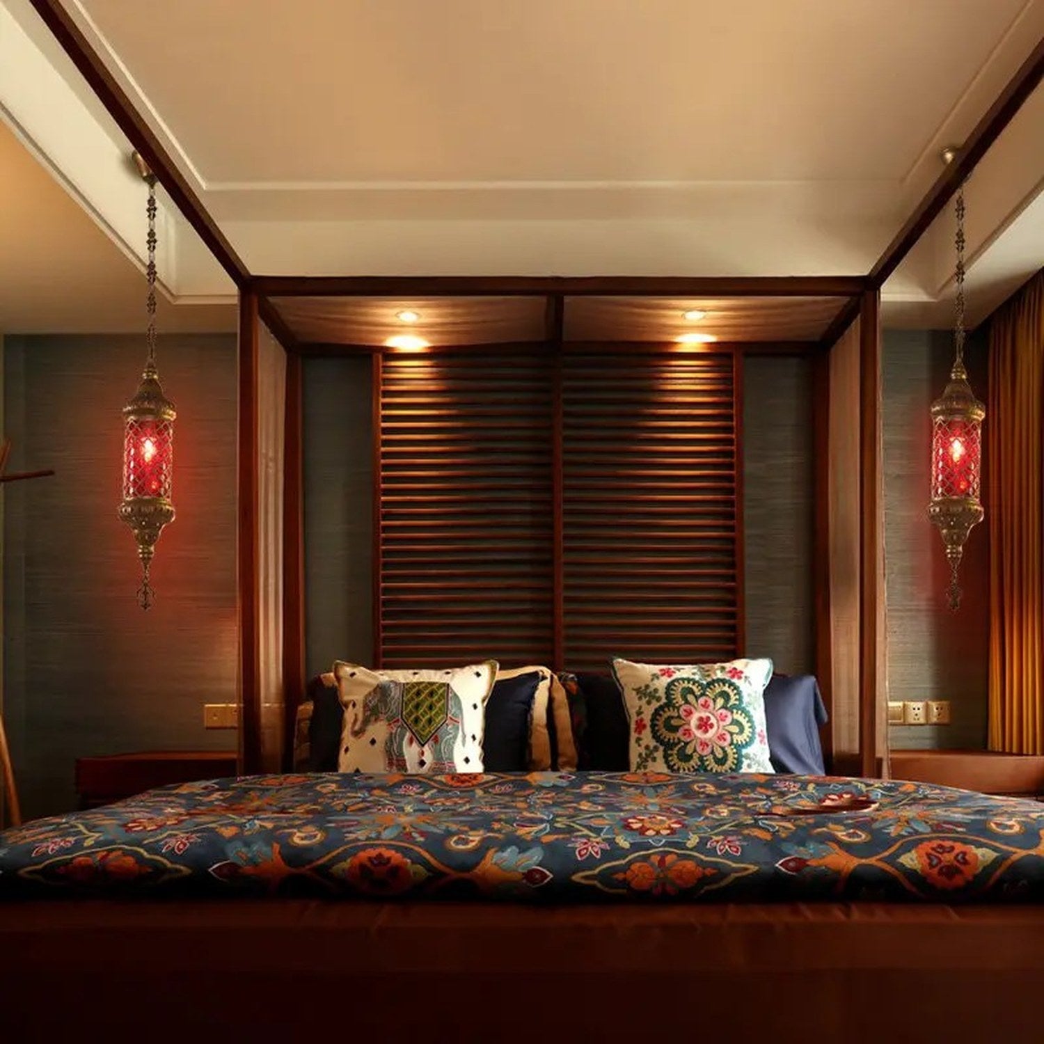 Lustre marocain vitrail dans une chambre