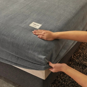 Détail du tissu flanelle doux et de la finition élastiquée du drap-housse