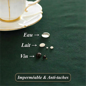 Démonstration imperméabilité nappe eau lait vin qui perle sur le tissu vert chasseur