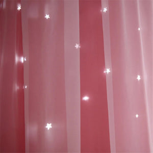 Gros plan du voilage rose laissant apparaître de petites étoiles lumineuses