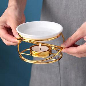 Brûle-parfum doré tenu à la main montrant sa taille compacte