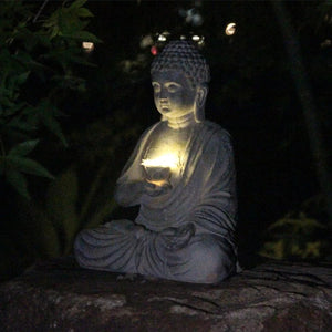 Gros plan statue Bouddha solaire lumière lotus brillante dans l'obscurité