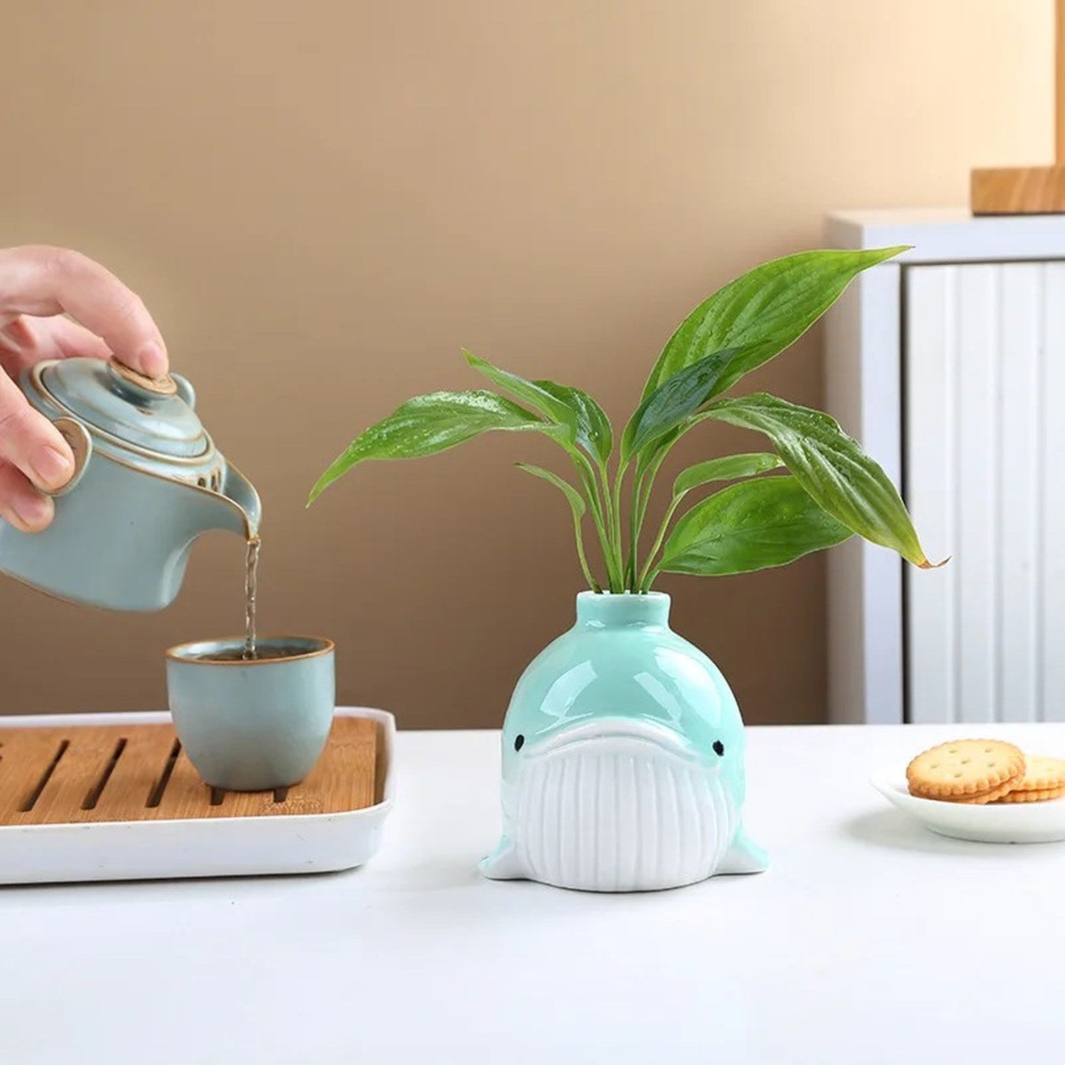 Vase baleine turquoise avec plante verte en situation