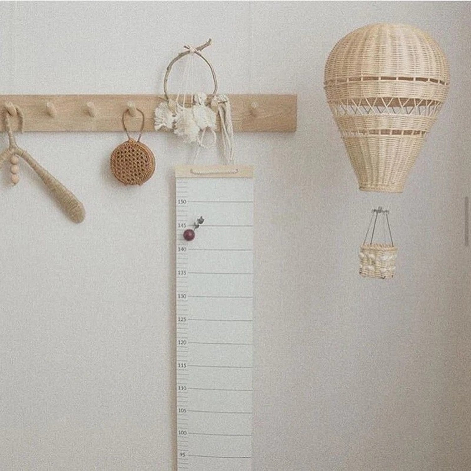 Ballon rotin mural dans chambre nordique