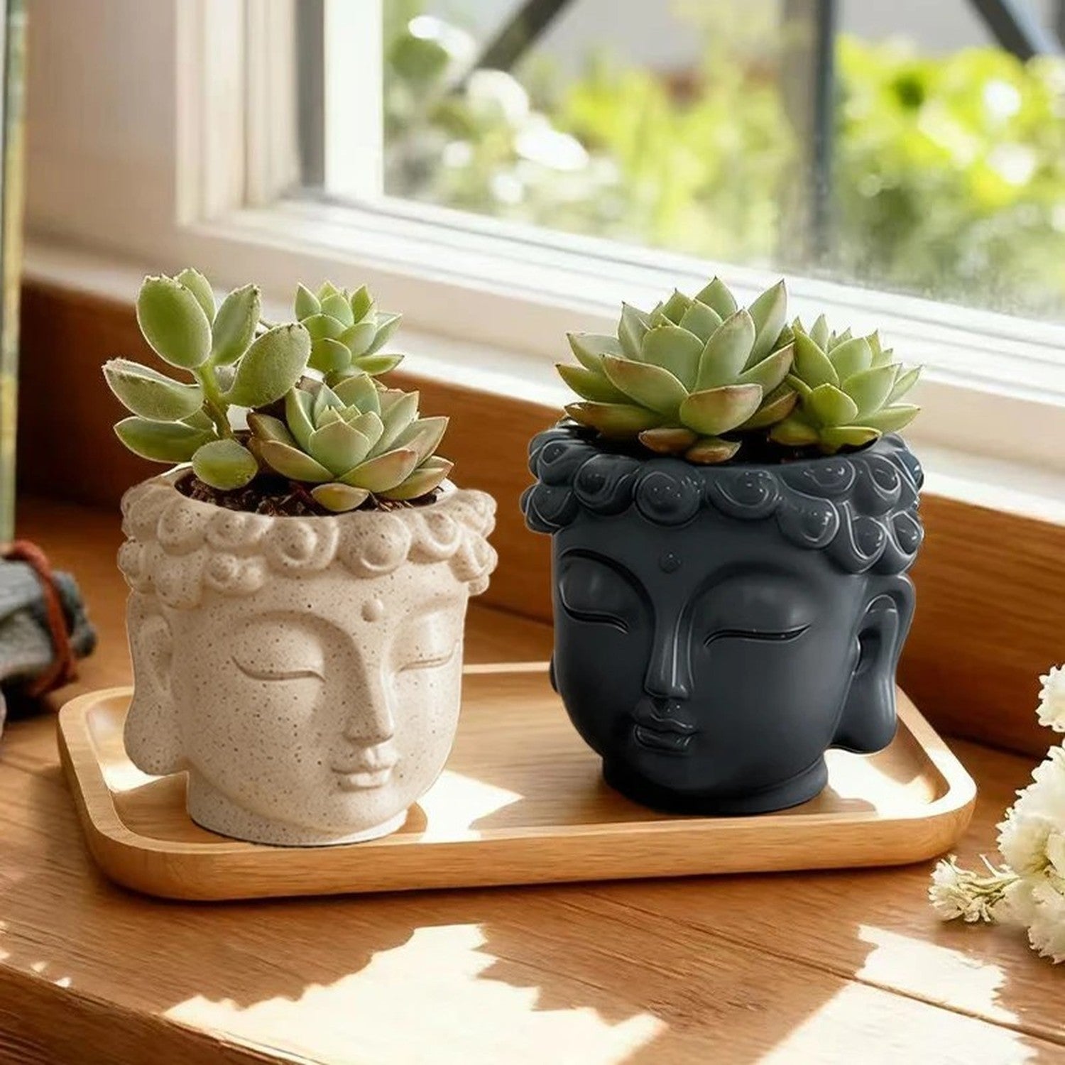 Pot de fleurs bouddha beige sur fond extérieur, plante cascade