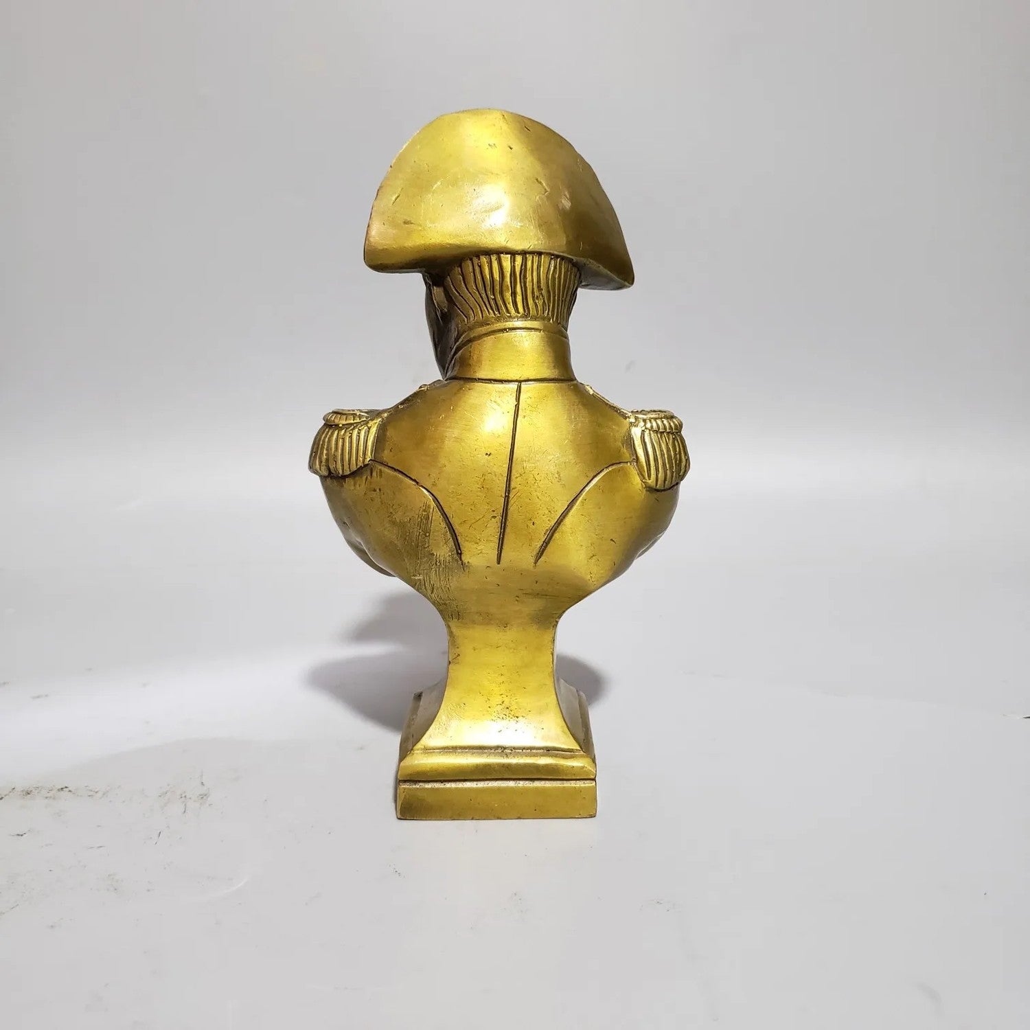 Buste Napoléon résine bronze angle vue rapprochée détail bras croisés socle