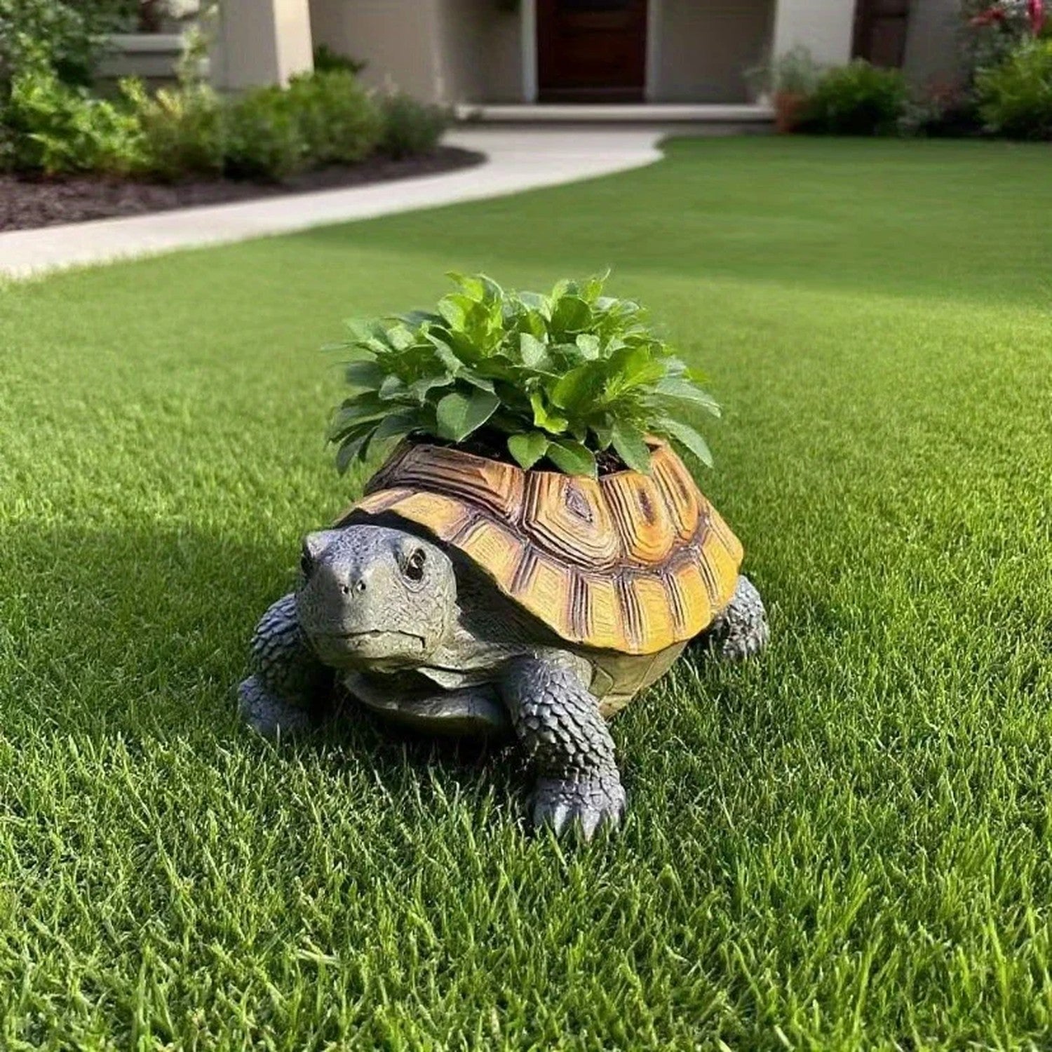 Jardinière tortue résine style vintage avec plante verte dans jardin gazon