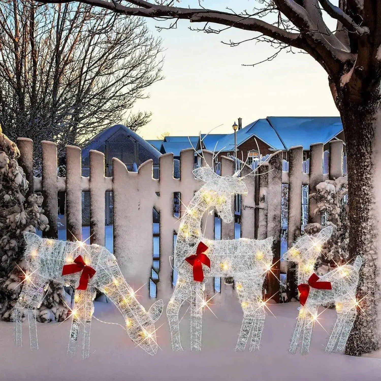 Rennes LED de Noël dans un jardin enneigé avec clôture
