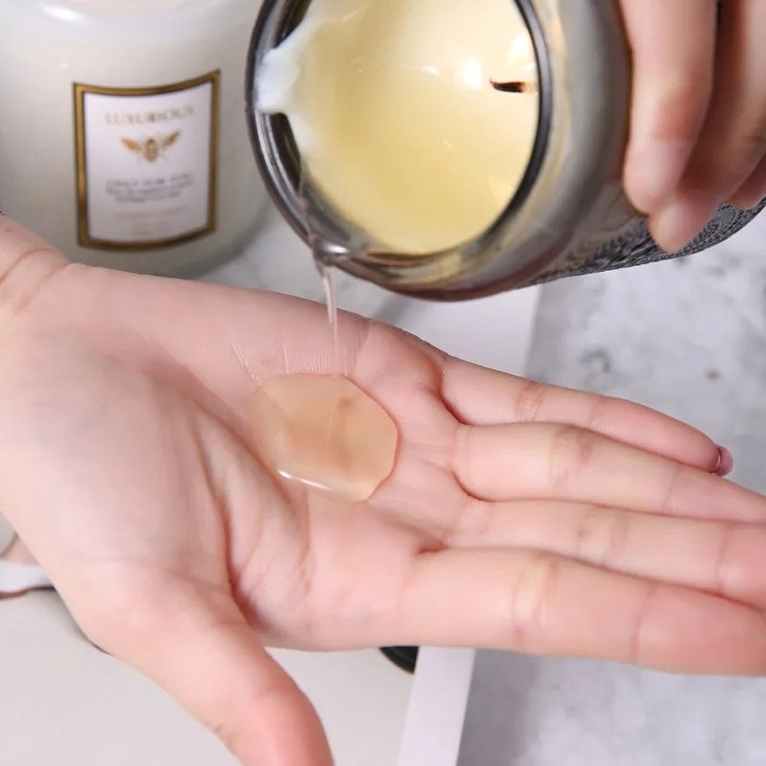 Bougie parfumée cire de soja en pot de verre embossé vue de face sur fond blanc