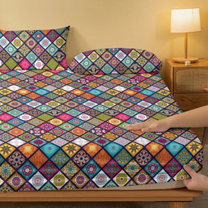 Drap housse bohème sur un lit avec une lampe de chevet allumée