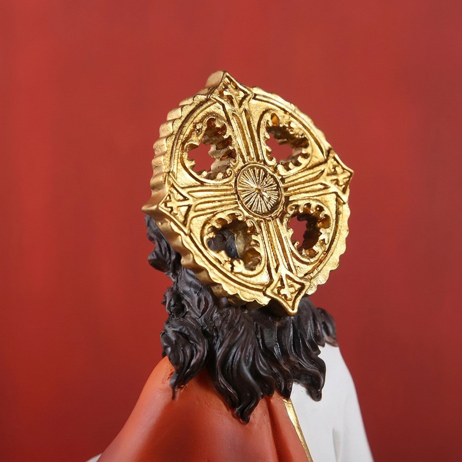 Détail de l'auréole dorée en forme de croix de la statue du Sacré-Cœur
