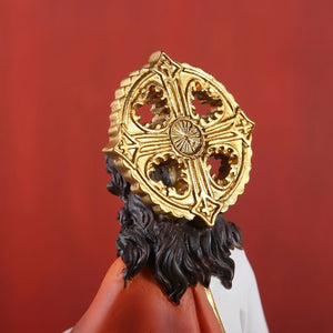 Détail de l'auréole dorée en forme de croix de la statue du Sacré-Cœur